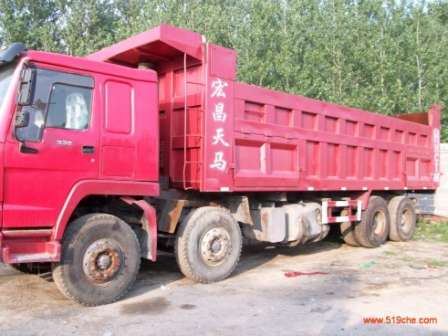 豪沃前四后八自卸车